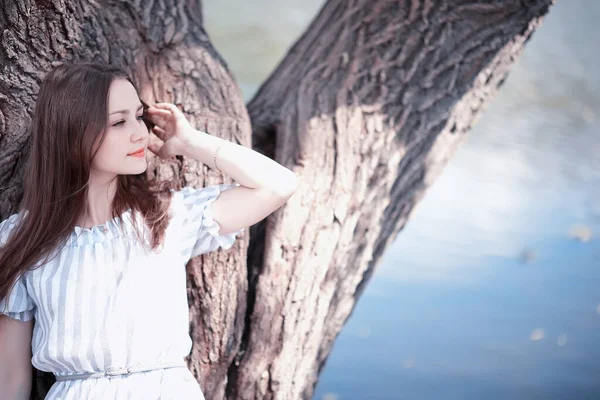 Una chica en un parque verde de primavera —  Fotos de Stock