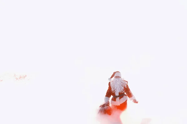 Babbo Natale nel campo invernale. Santa nebbia magica sta camminando lungo th — Foto Stock