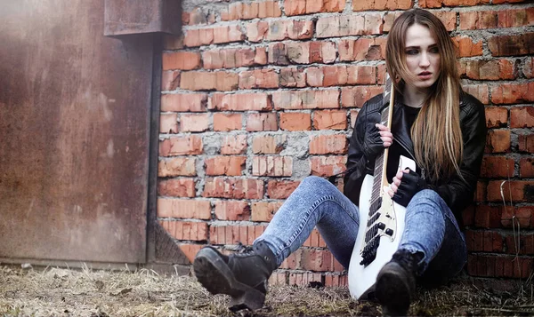 Bela menina roqueiro com guitarra elétrica. Uma música de rock — Fotografia de Stock