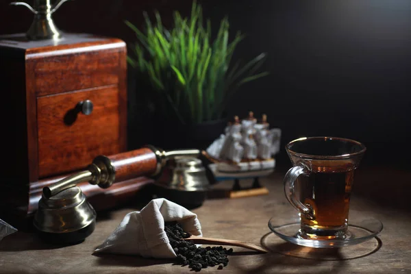 Thé à infuser sur une table en bois — Photo