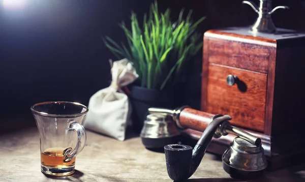 Brygning te på et træbord - Stock-foto