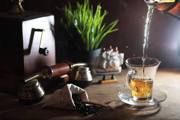 Пивоварение чая на деревянном столе — стоковое фото