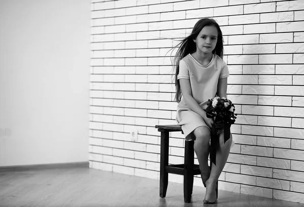Niña en una silla blanco y negro — Foto de Stock