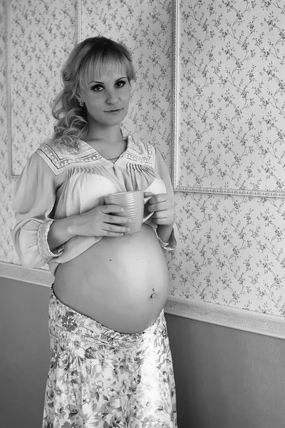 임신한 여자 흑인과 백인 — 스톡 사진