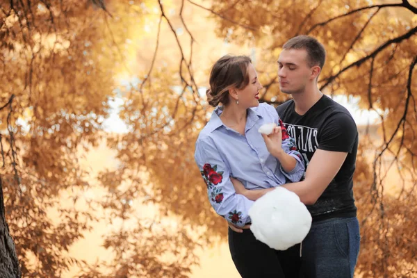 Schönes junges Paar auf einem Spaziergang — Stockfoto