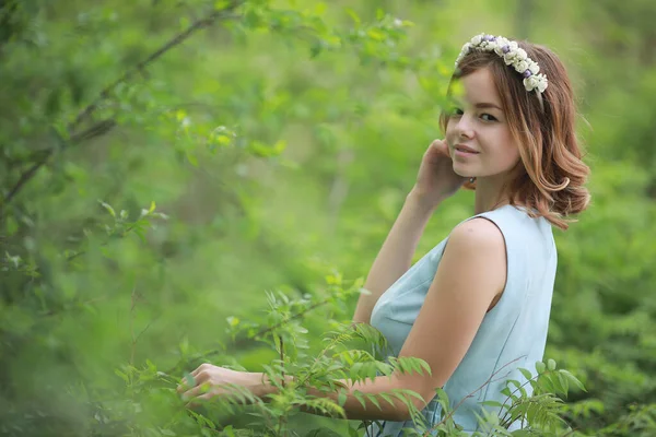 Flicka i blå klänning i grön park — Stockfoto