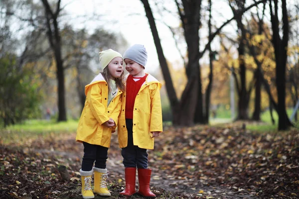 Los niños caminan en el parque de otoño — Foto de Stock