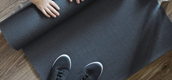 Στρώμα για εξάσκηση γιόγκα στο πάτωμα. Υγιής τρόπος ζωής. — Φωτογραφία Αρχείου