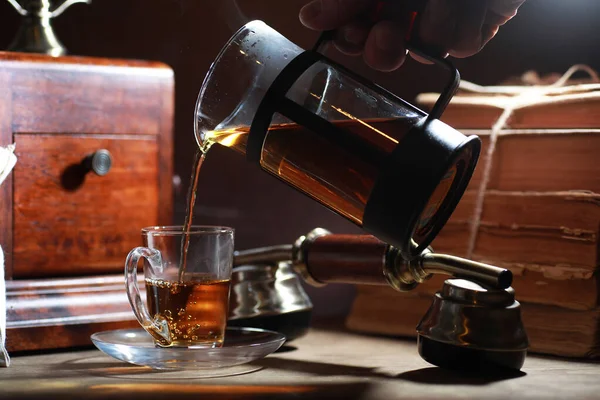 木製のテーブルにお茶を醸造 — ストック写真