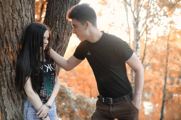 Junges Paar spaziert im Herbstpark — Stockfoto