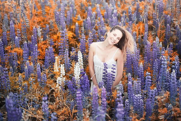 Menina com um buquê de flores no outono — Fotografia de Stock