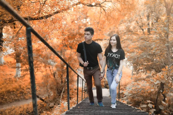 Jeune couple en promenade dans le parc d'automne — Photo