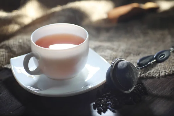 Bryggt te på en servering bordet — Stockfoto