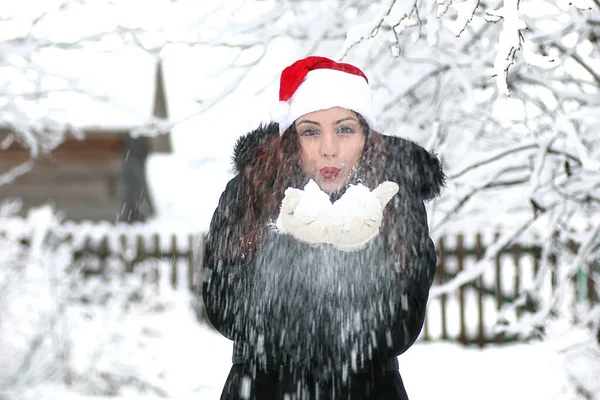 Menina bonita no inverno dia nevado — Fotografia de Stock