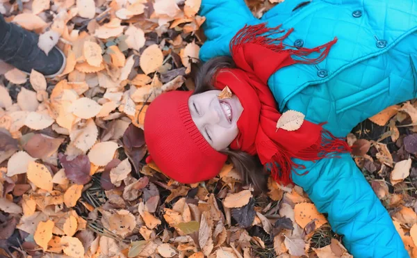 Девушка в осеннем городском парке в листопадении. Молодая красивая мать — стоковое фото