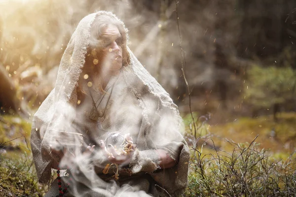 Чоловік у манії проводить ритуал у темному лісі — стокове фото
