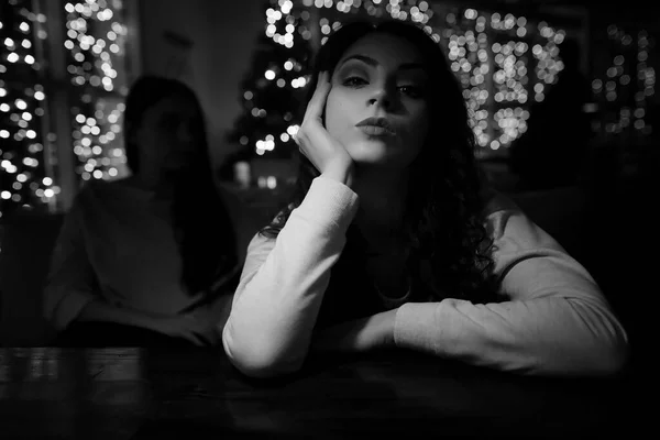 Das Mädchen am Abend in einem Café — Stockfoto