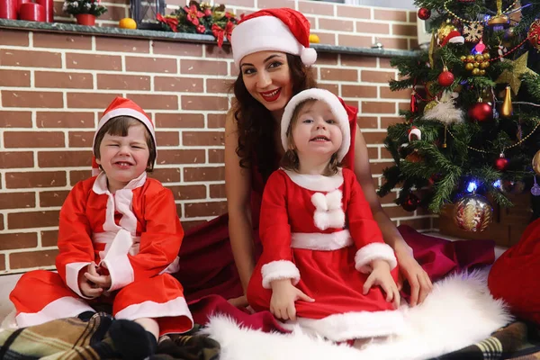 Papai Noel casal com gêmeos — Fotografia de Stock