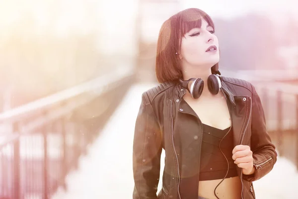 Chica en auriculares escuchando música al aire libre —  Fotos de Stock