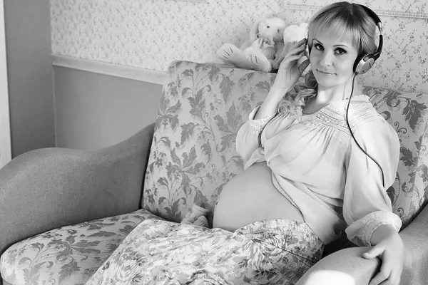 Hamile kız siyah ve beyaz — Stok fotoğraf