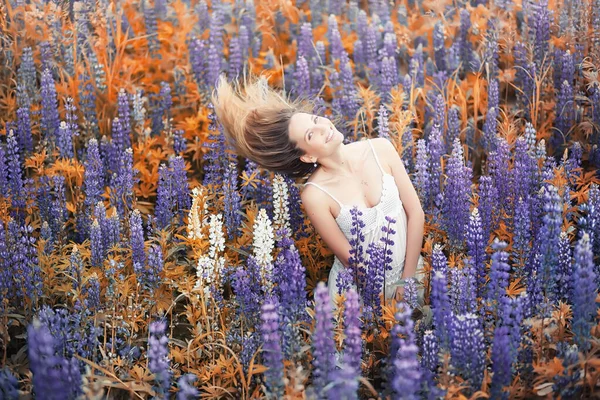 Meisje met een boeket van bloemen in de herfst — Stockfoto