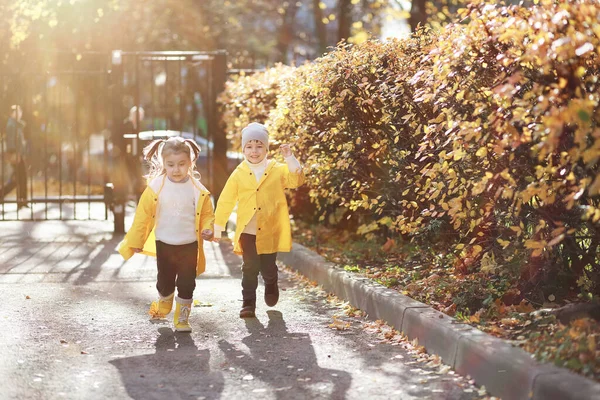 Los niños caminan en el parque de otoño — Foto de Stock