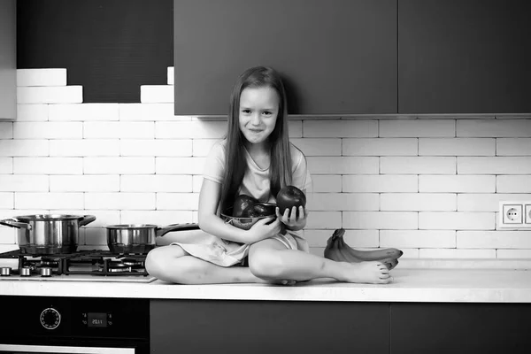 Petite fille dans la cuisine noir et blanc — Photo