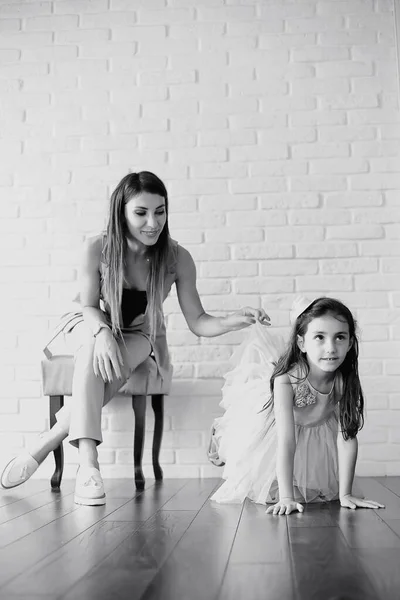 Ung familj med döttrar — Stockfoto