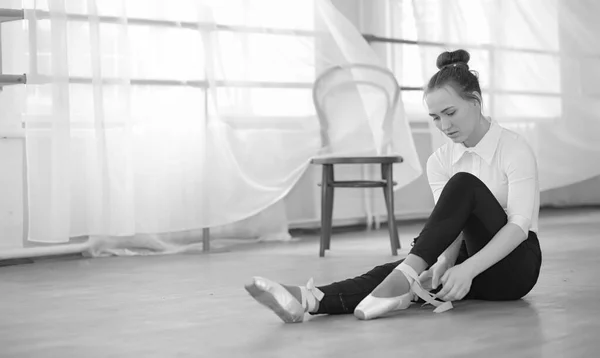 Joven bailarina de ballet en un calentamiento. La bailarina se está preparando para — Foto de Stock