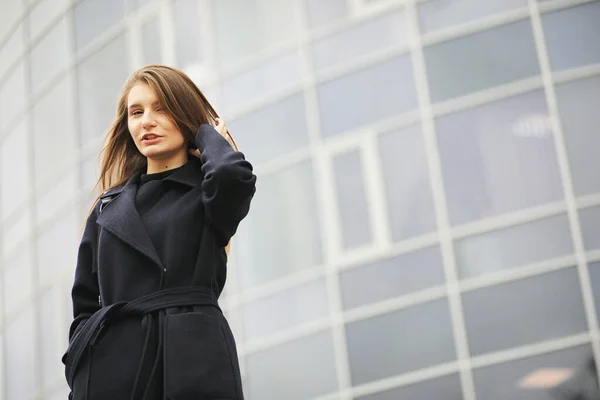 Belle fille dans un manteau dans les affaires du centre-ville — Photo