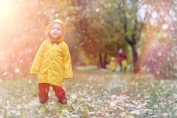 Bir çocuk sonbahar dışında bir yürüyüş için yağmurluk — Stok fotoğraf