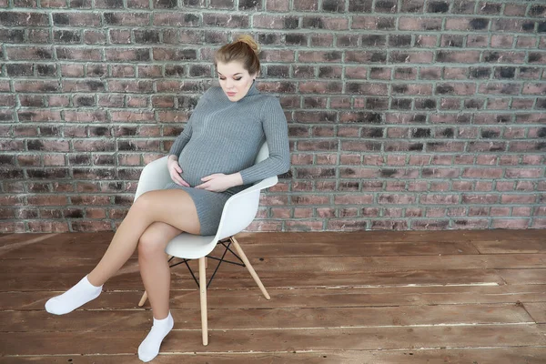 Gravid ung och vacker flicka i ett hem — Stockfoto