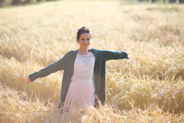 Una giovane madre cammina nei campi di grano — Foto Stock