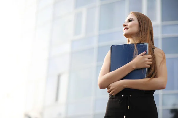 Fille avec des documents lors d'une réunion d'affaires — Photo