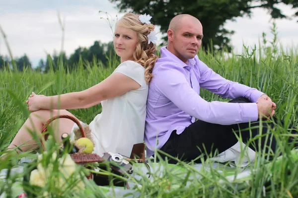 Pareja de amantes caminando en el campo en el día de verano — Foto de Stock