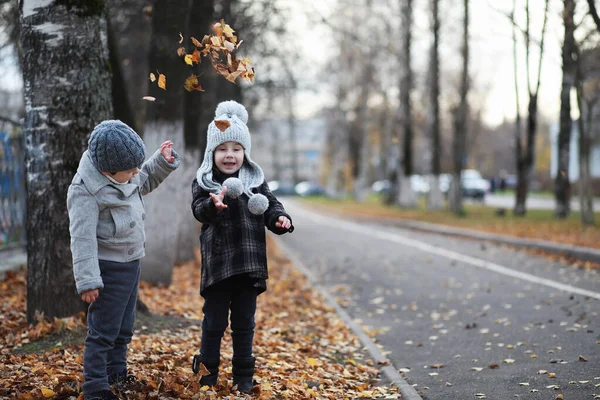 Çocuk sonbahar Park walk — Stok fotoğraf