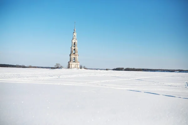 Жорни. Мбаппе с фотоаппаратом фотографирует красивые места. — стоковое фото