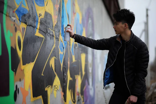 Азиатский молодой человек на улице позирует перед камерой — стоковое фото