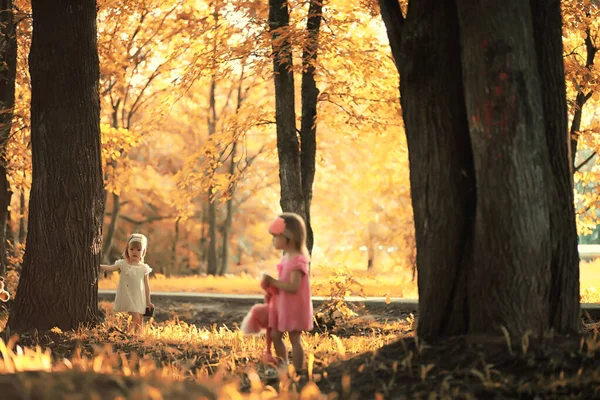 Mamá con dos hijas gemelas otoño —  Fotos de Stock