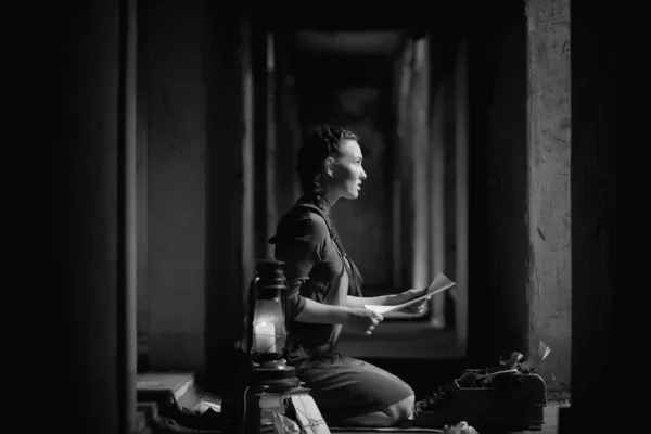 Ретро девушка в старом доме читает книги — стоковое фото