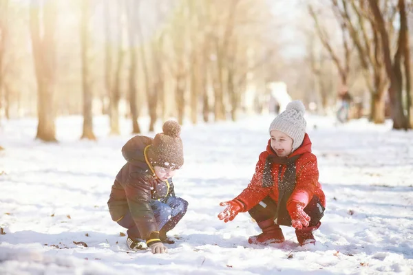 Słodkie Dzieci Ciepłe Ubrania Gry Parku Zimowym — Zdjęcie stockowe