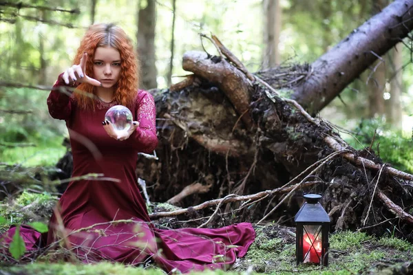 Bruxa detém uma esfera ritual — Fotografia de Stock