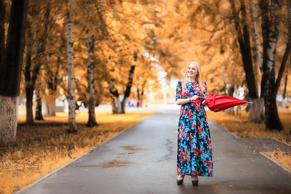 Fille dans la rue avec un parapluie — Photo