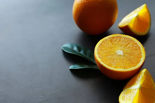 Frutas cítricas de laranja em uma mesa de pedra. Fundo laranja . — Fotografia de Stock