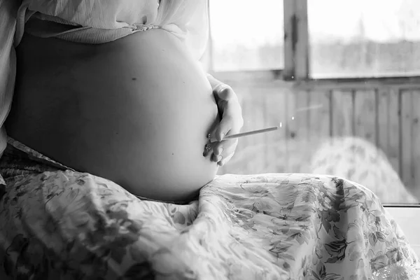 Těhotná dívka černé a bílé — Stock fotografie