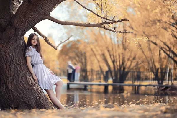 Chica joven en un paseo en el otoño — Foto de Stock