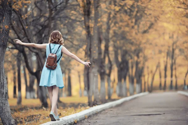 Chica joven en un paseo en el otoño —  Fotos de Stock