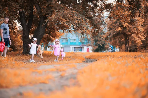 Two Twin Girls Walk Park — Stock Photo, Image