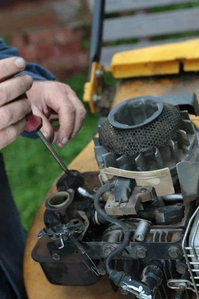 Çim Biçme Makinesi Motoru Tamiri — Stok fotoğraf