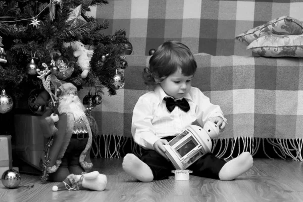 Crianças pequenas perto de um Natal — Fotografia de Stock